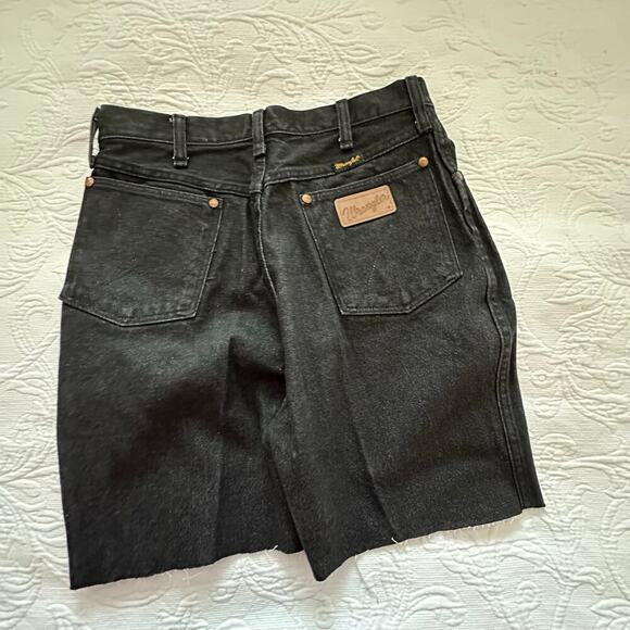 Wrangler Women's Black High Rise Cut Off Raw Hem Denim Shorts Size 14 - Picture 2 of 6
